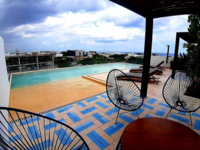 Deluxe condo, rooftop pool, security, great location